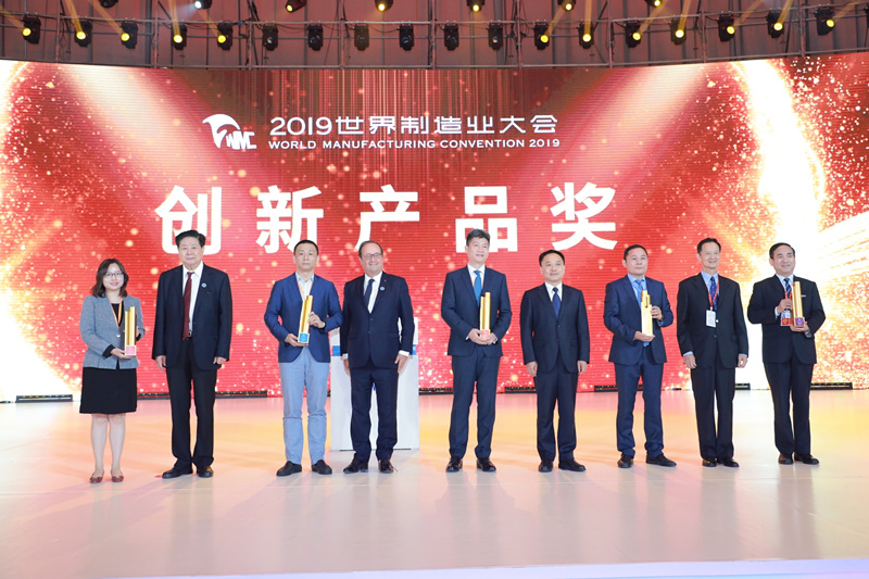 陜鼓集團(tuán)黨委書記、董事長李宏安（右一）代表企業(yè)領(lǐng)取了創(chuàng)新產(chǎn)品金獎_副本.jpg